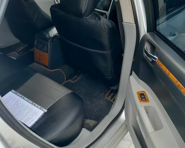 Серый Крайслер 300C, объемом двигателя 2.74 л и пробегом 139 тыс. км за 4900 $, фото 5 на Automoto.ua