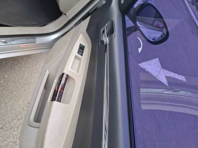 Серый Крайслер 300C, объемом двигателя 2.7 л и пробегом 219 тыс. км за 6500 $, фото 7 на Automoto.ua