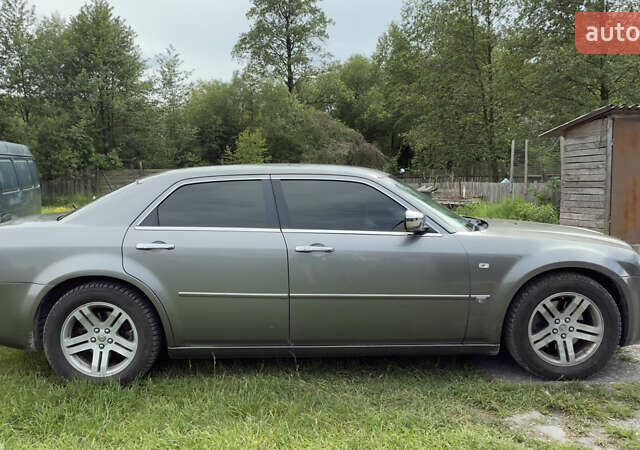 Серый Крайслер 300C, объемом двигателя 2.74 л и пробегом 158 тыс. км за 8000 $, фото 2 на Automoto.ua