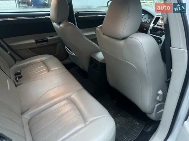 Серый Крайслер 300C, объемом двигателя 2.74 л и пробегом 165 тыс. км за 6500 $, фото 10 на Automoto.ua