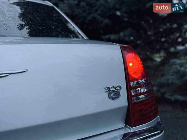 Сірий Крайслер 300C, об'ємом двигуна 3 л та пробігом 280 тис. км за 6000 $, фото 7 на Automoto.ua