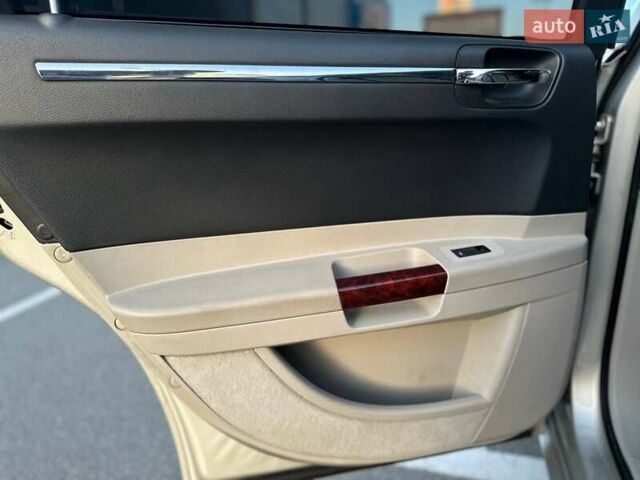 Серый Крайслер 300C, объемом двигателя 2.99 л и пробегом 216 тыс. км за 8900 $, фото 20 на Automoto.ua