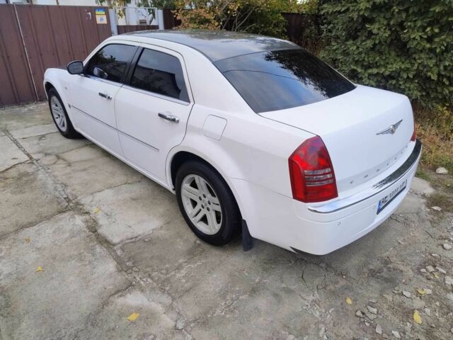 Серый Крайслер 300C, объемом двигателя 2.7 л и пробегом 277 тыс. км за 9121 $, фото 3 на Automoto.ua