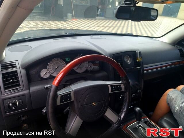 Серый Крайслер 300C, объемом двигателя 2.7 л и пробегом 241 тыс. км за 6800 $, фото 7 на Automoto.ua