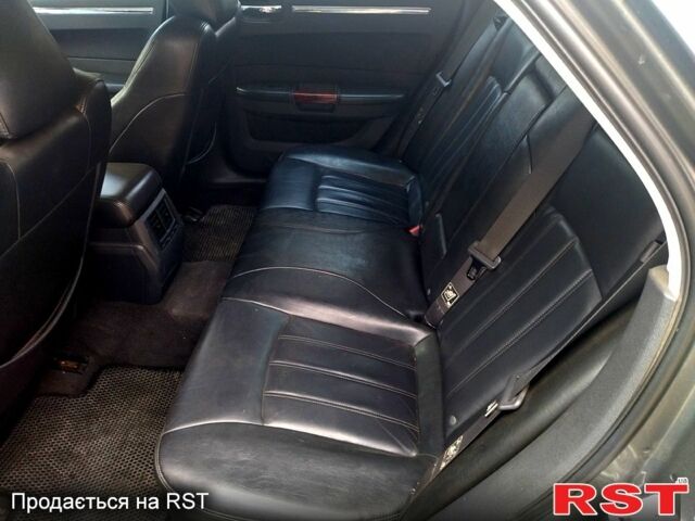 Серый Крайслер 300C, объемом двигателя 2.7 л и пробегом 241 тыс. км за 6800 $, фото 8 на Automoto.ua