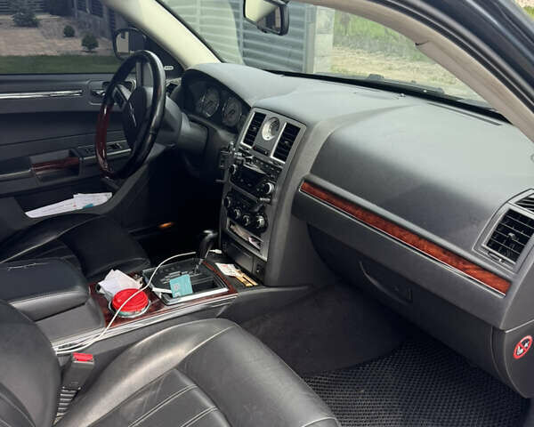 Серый Крайслер 300C, объемом двигателя 2.74 л и пробегом 312 тыс. км за 8700 $, фото 2 на Automoto.ua