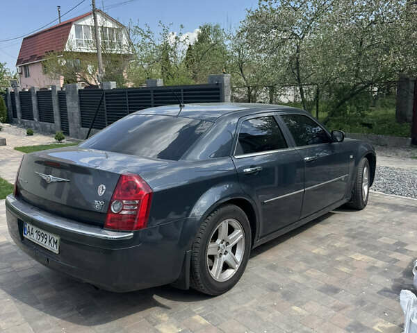 Серый Крайслер 300C, объемом двигателя 2.74 л и пробегом 312 тыс. км за 8700 $, фото 3 на Automoto.ua