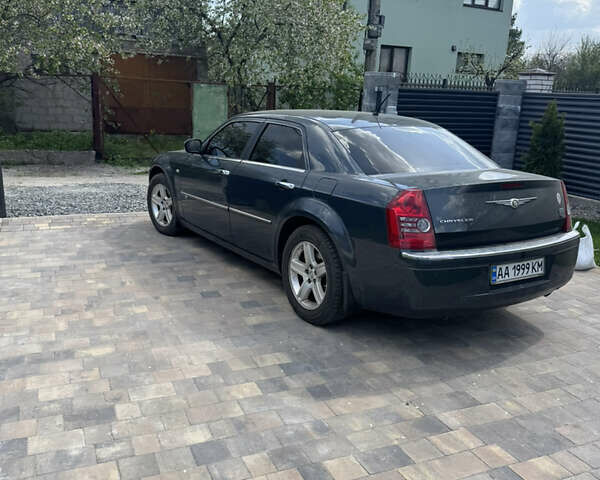Серый Крайслер 300C, объемом двигателя 2.74 л и пробегом 312 тыс. км за 8700 $, фото 1 на Automoto.ua