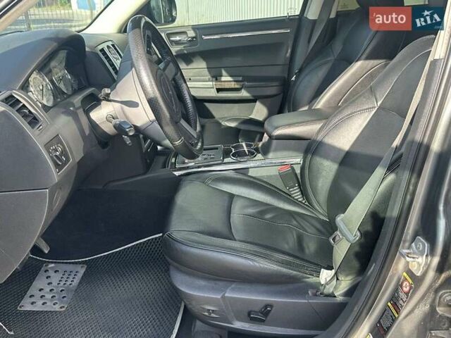 Серый Крайслер 300C, объемом двигателя 2.99 л и пробегом 211 тыс. км за 9400 $, фото 7 на Automoto.ua