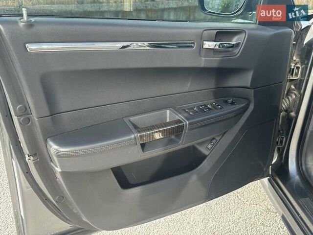 Серый Крайслер 300C, объемом двигателя 2.99 л и пробегом 211 тыс. км за 9400 $, фото 12 на Automoto.ua