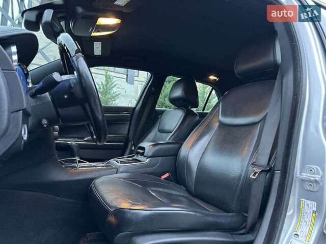 Серый Крайслер 300C, объемом двигателя 5.65 л и пробегом 161 тыс. км за 14800 $, фото 36 на Automoto.ua