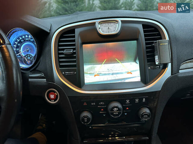 Серый Крайслер 300C, объемом двигателя 5.65 л и пробегом 161 тыс. км за 14800 $, фото 29 на Automoto.ua