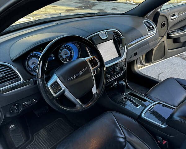 Серый Крайслер 300C, объемом двигателя 5.7 л и пробегом 157 тыс. км за 15000 $, фото 13 на Automoto.ua