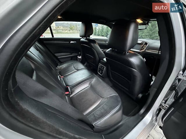 Серый Крайслер 300C, объемом двигателя 5.65 л и пробегом 161 тыс. км за 14800 $, фото 33 на Automoto.ua