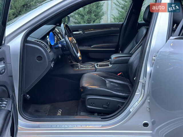Серый Крайслер 300C, объемом двигателя 5.65 л и пробегом 161 тыс. км за 14800 $, фото 19 на Automoto.ua