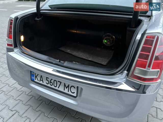 Серый Крайслер 300C, объемом двигателя 5.65 л и пробегом 161 тыс. км за 14800 $, фото 37 на Automoto.ua