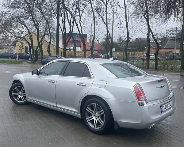 Серый Крайслер 300C, объемом двигателя 3 л и пробегом 215 тыс. км за 11000 $, фото 3 на Automoto.ua