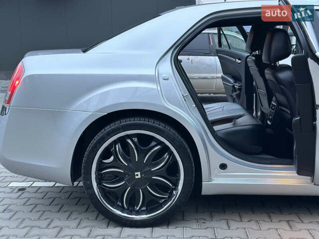 Серый Крайслер 300C, объемом двигателя 5.65 л и пробегом 161 тыс. км за 14800 $, фото 22 на Automoto.ua