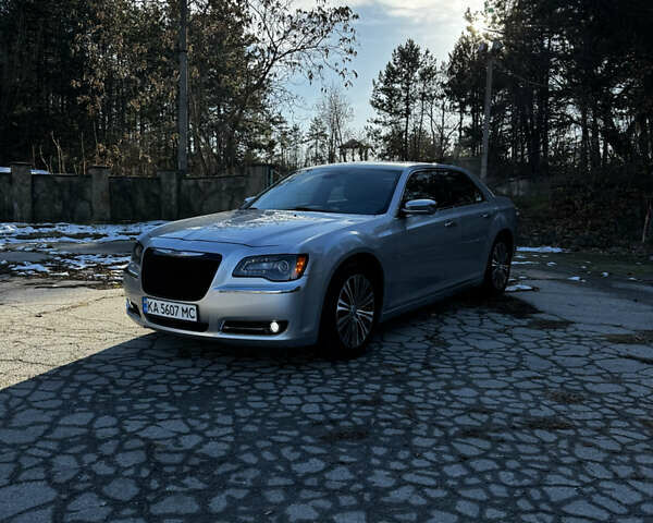 Серый Крайслер 300C, объемом двигателя 5.7 л и пробегом 157 тыс. км за 15000 $, фото 1 на Automoto.ua