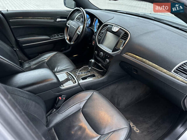 Серый Крайслер 300C, объемом двигателя 5.65 л и пробегом 161 тыс. км за 14800 $, фото 32 на Automoto.ua