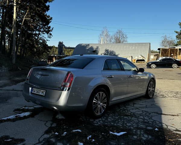 Серый Крайслер 300C, объемом двигателя 5.7 л и пробегом 157 тыс. км за 15000 $, фото 6 на Automoto.ua