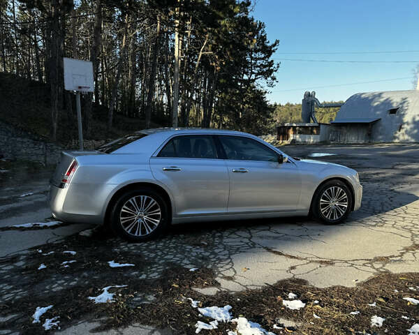Серый Крайслер 300C, объемом двигателя 5.7 л и пробегом 157 тыс. км за 15000 $, фото 7 на Automoto.ua