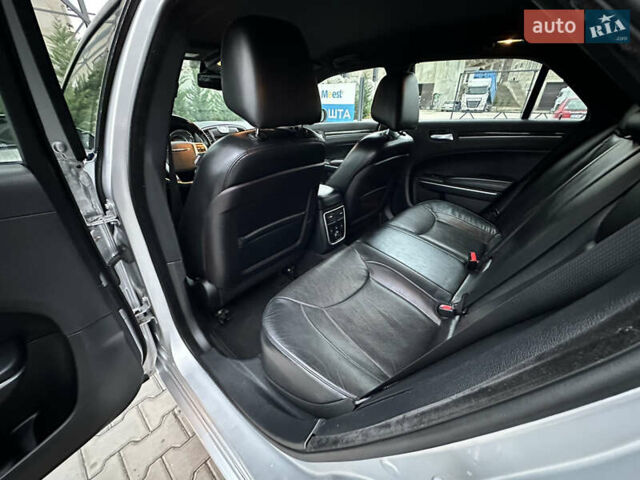 Серый Крайслер 300C, объемом двигателя 5.65 л и пробегом 161 тыс. км за 14800 $, фото 34 на Automoto.ua