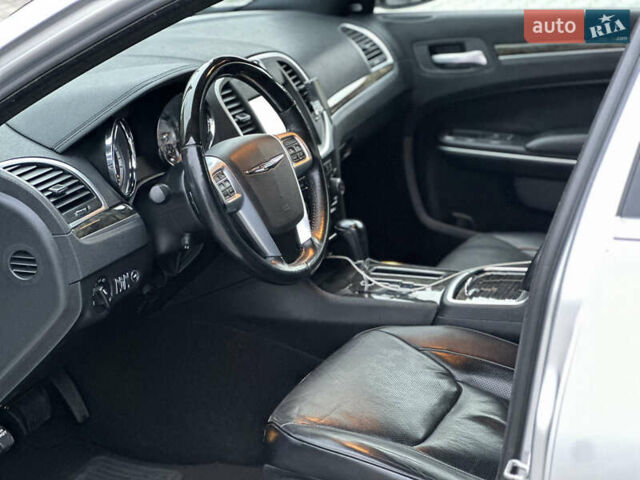 Серый Крайслер 300C, объемом двигателя 5.65 л и пробегом 161 тыс. км за 14800 $, фото 23 на Automoto.ua