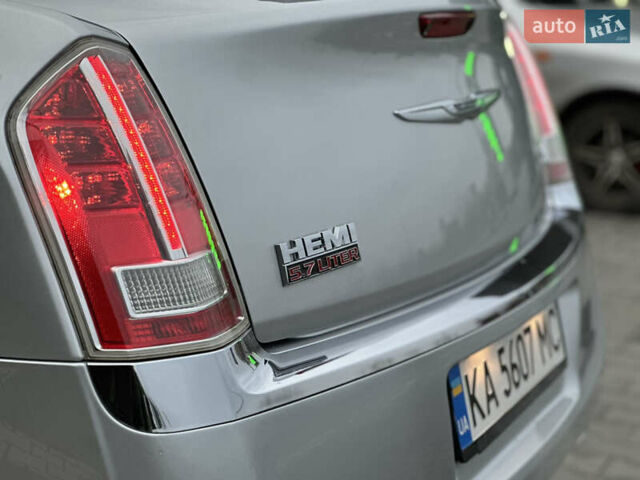 Серый Крайслер 300C, объемом двигателя 5.65 л и пробегом 161 тыс. км за 14800 $, фото 17 на Automoto.ua