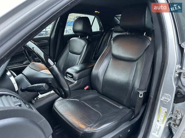 Серый Крайслер 300C, объемом двигателя 5.65 л и пробегом 161 тыс. км за 14800 $, фото 25 на Automoto.ua