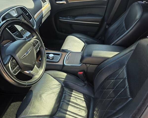 Серый Крайслер 300C, объемом двигателя 5.65 л и пробегом 170 тыс. км за 37000 $, фото 13 на Automoto.ua