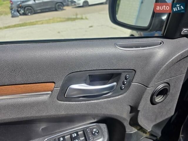 Серый Крайслер 300C, объемом двигателя 5.65 л и пробегом 170 тыс. км за 37000 $, фото 9 на Automoto.ua