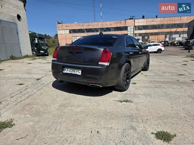 Серый Крайслер 300C, объемом двигателя 5.65 л и пробегом 170 тыс. км за 37000 $, фото 6 на Automoto.ua