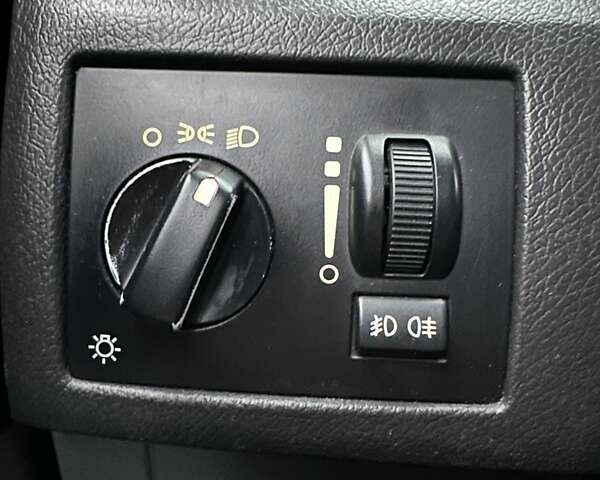 Серый Крайслер 300C, объемом двигателя 5.65 л и пробегом 328 тыс. км за 8999 $, фото 44 на Automoto.ua