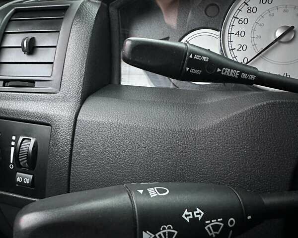 Серый Крайслер 300C, объемом двигателя 5.65 л и пробегом 328 тыс. км за 8999 $, фото 22 на Automoto.ua