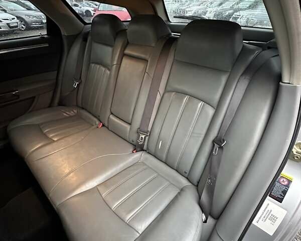 Сірий Крайслер 300C, об'ємом двигуна 5.65 л та пробігом 328 тис. км за 8999 $, фото 19 на Automoto.ua