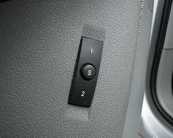 Серый Крайслер 300C, объемом двигателя 5.65 л и пробегом 328 тыс. км за 8999 $, фото 43 на Automoto.ua