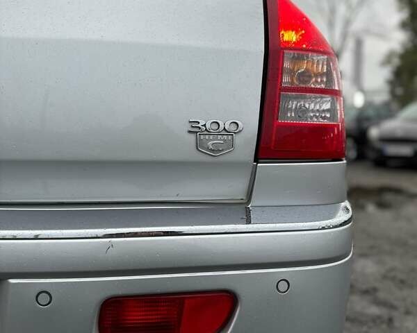 Сірий Крайслер 300C, об'ємом двигуна 5.65 л та пробігом 328 тис. км за 8999 $, фото 12 на Automoto.ua