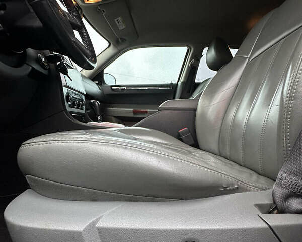 Серый Крайслер 300C, объемом двигателя 5.65 л и пробегом 328 тыс. км за 8999 $, фото 30 на Automoto.ua