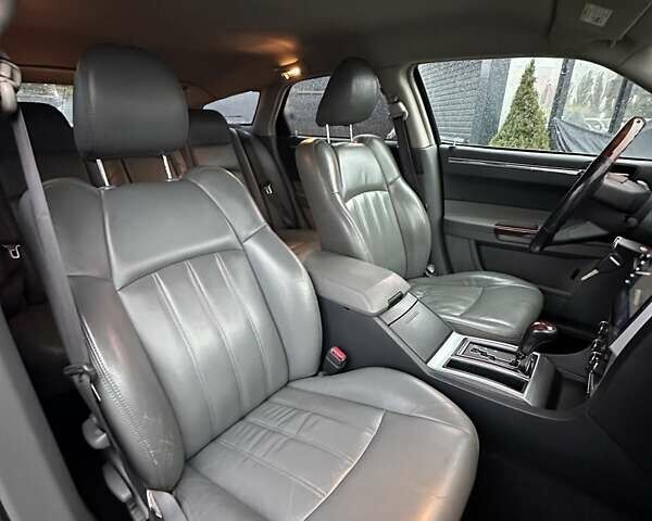 Сірий Крайслер 300C, об'ємом двигуна 5.65 л та пробігом 328 тис. км за 8999 $, фото 34 на Automoto.ua