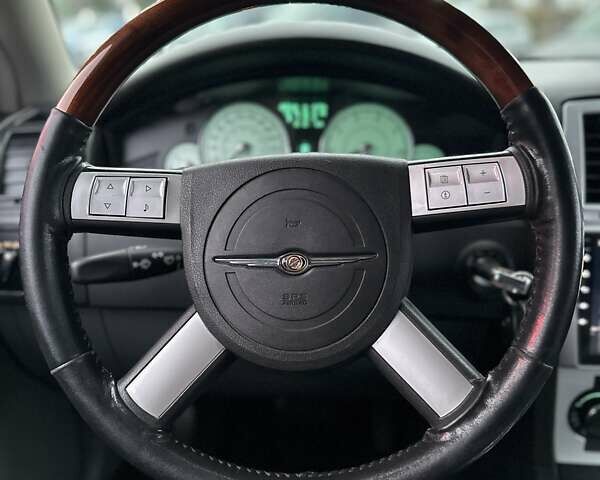 Сірий Крайслер 300C, об'ємом двигуна 5.65 л та пробігом 328 тис. км за 8999 $, фото 29 на Automoto.ua