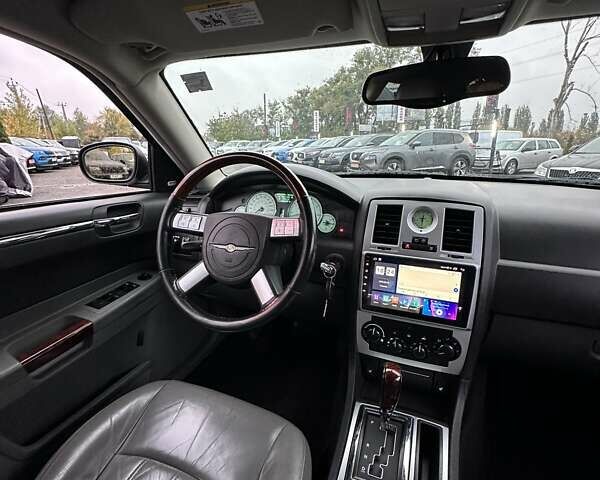 Сірий Крайслер 300C, об'ємом двигуна 5.65 л та пробігом 328 тис. км за 8999 $, фото 26 на Automoto.ua