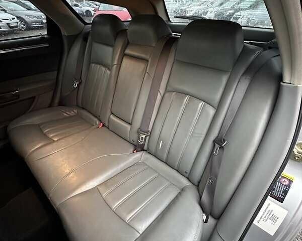 Серый Крайслер 300C, объемом двигателя 5.65 л и пробегом 328 тыс. км за 8999 $, фото 26 на Automoto.ua