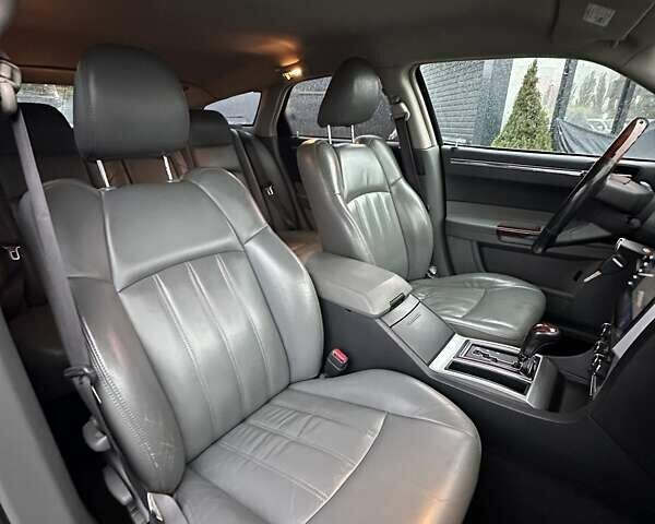 Сірий Крайслер 300C, об'ємом двигуна 5.65 л та пробігом 328 тис. км за 8999 $, фото 21 на Automoto.ua