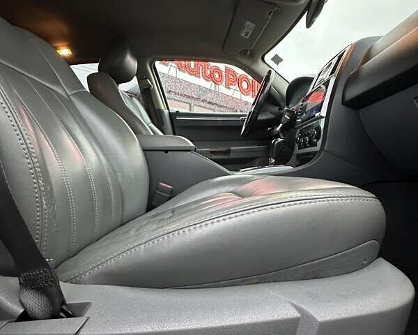 Сірий Крайслер 300C, об'ємом двигуна 5.65 л та пробігом 328 тис. км за 8999 $, фото 22 на Automoto.ua