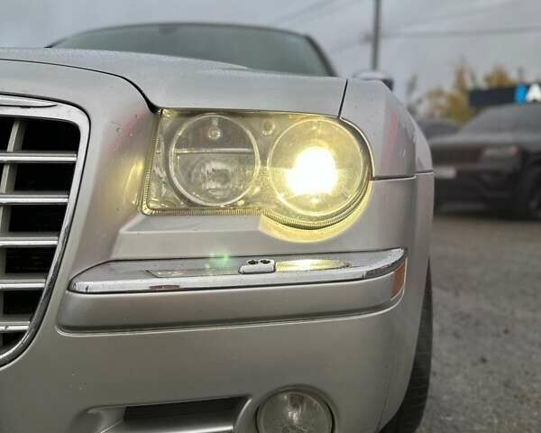 Сірий Крайслер 300C, об'ємом двигуна 5.65 л та пробігом 328 тис. км за 8999 $, фото 3 на Automoto.ua