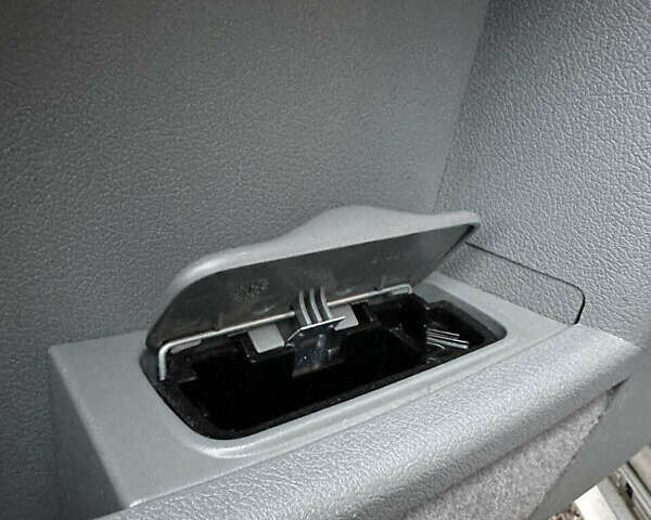 Сірий Крайслер 300C, об'ємом двигуна 5.65 л та пробігом 328 тис. км за 8999 $, фото 42 на Automoto.ua