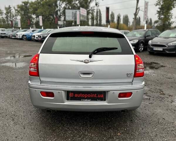 Серый Крайслер 300C, объемом двигателя 5.65 л и пробегом 328 тыс. км за 8999 $, фото 13 на Automoto.ua