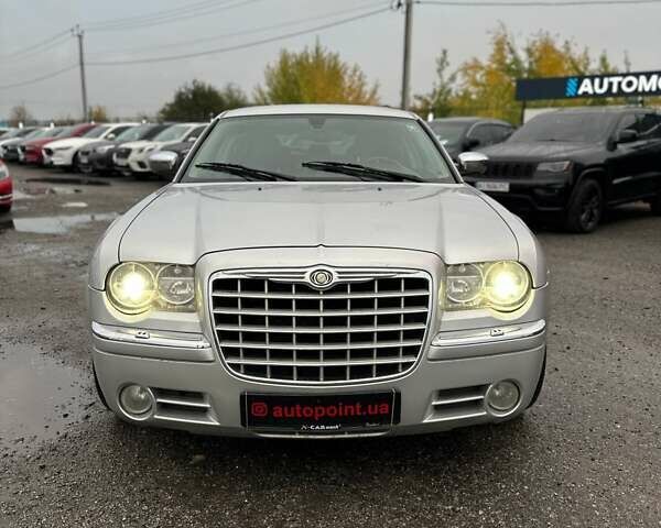 Серый Крайслер 300C, объемом двигателя 5.65 л и пробегом 328 тыс. км за 8999 $, фото 1 на Automoto.ua