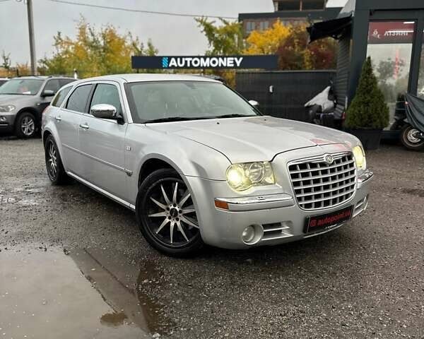 Серый Крайслер 300C, объемом двигателя 5.65 л и пробегом 328 тыс. км за 8999 $, фото 4 на Automoto.ua